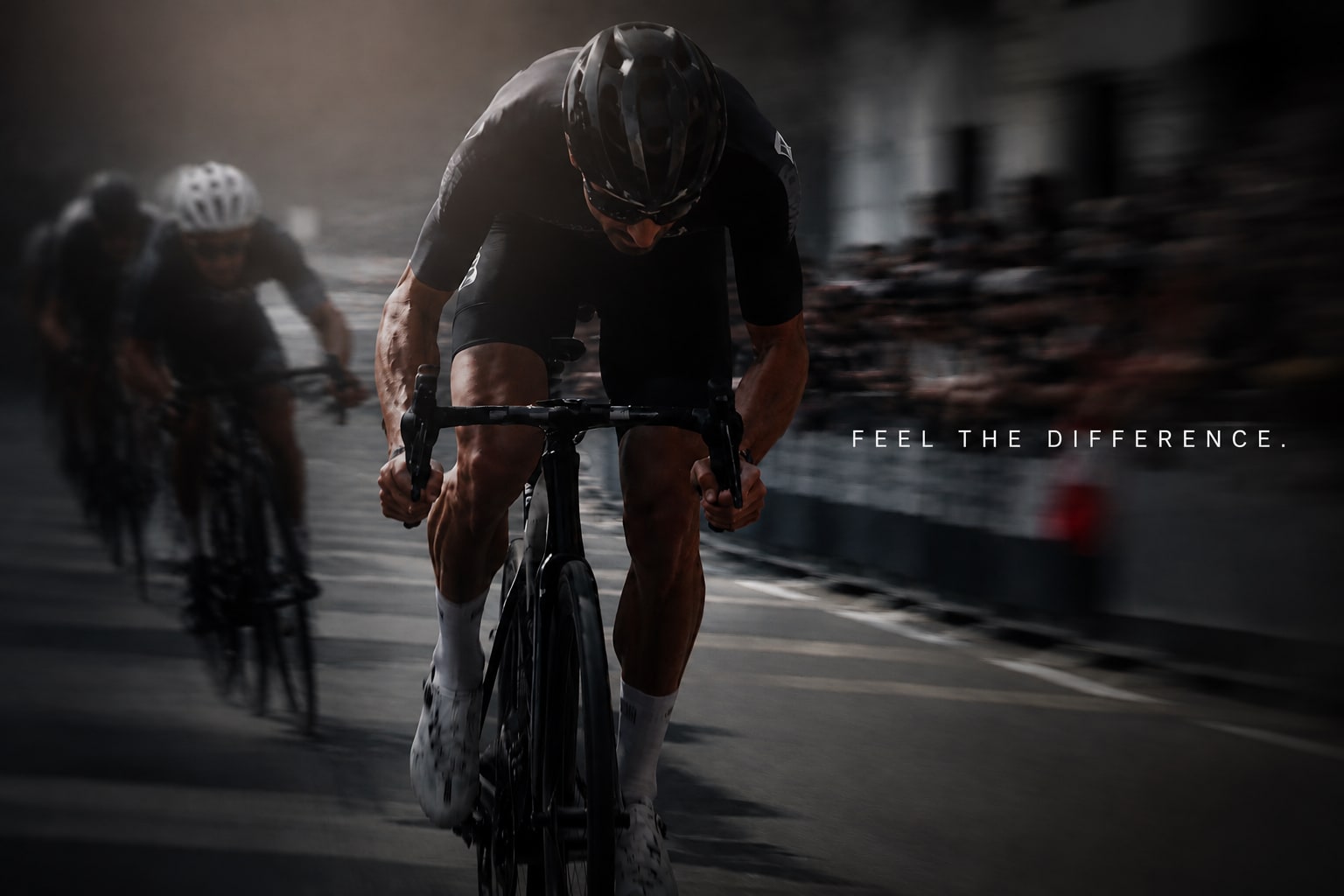 Rennradfahrer im Wiegetritt, im Hintergrund weitere Fahrer und ein unscharfer Zielraum, Bildschrift „Feel the difference.“
